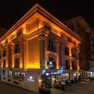 Le Petit Hotel